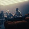 Queens of the Stone Age、Dave Grohlがドラムを叩いた「Run Away From the Mob」を公開　新作『Perfecth』は10月30日発売