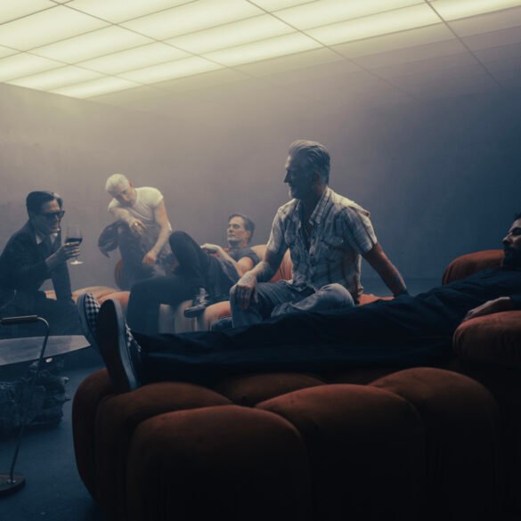 Queens of the Stone Age、Dave Grohlがドラムを叩いた「Run Away From the Mob」を公開　新作『Perfecth』は10月30日発売