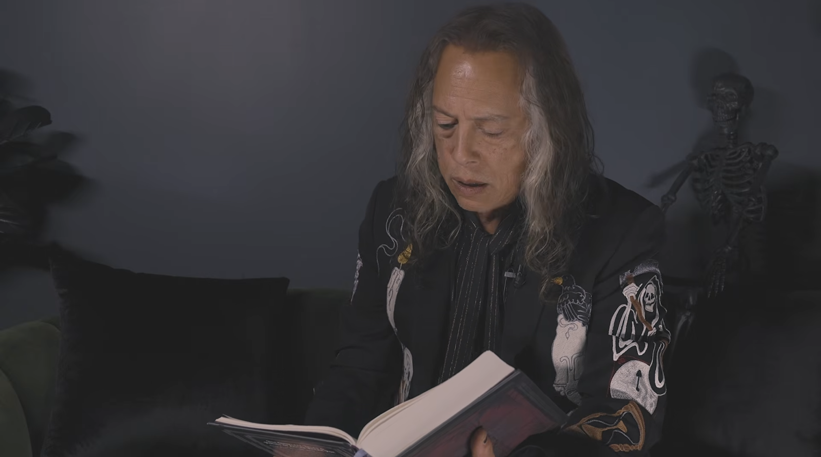 Kirk Hammett, de Metallica, lee 'The Raven', de Edgar Allan Poe, para Halloween